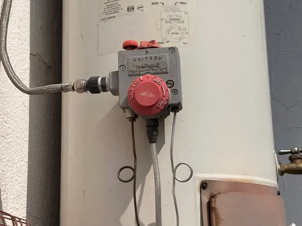 Control de gas de un calentador de depósito revisado a domicilio